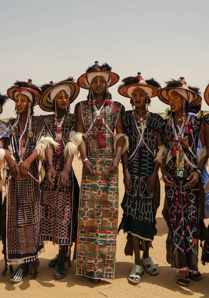 Homens dançando Yaake dançam e cantam no festival Guerewol em InGall Village, Agadez, Níger — Fotografia de Stock