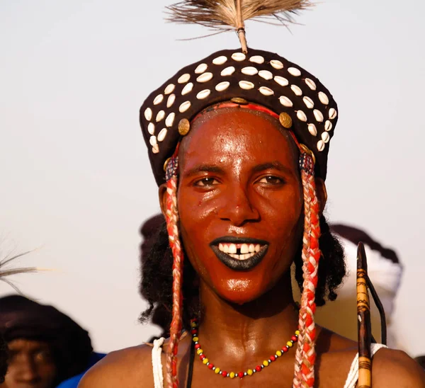 Hombre bailando danza Yaake y cantar en el festival Guerewol en InGall pueblo, Agadez, Níger — Foto de Stock