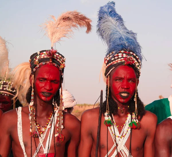 Hombre bailando danza Yaake y cantar en el festival Guerewol en InGall pueblo, Agadez, Níger — Foto de Stock