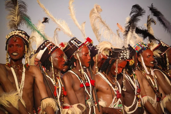 Muži tančí Yaake tančit a zpívat na Guerewol festivalu v Ingall vesnici, proudících, Niger — Stock fotografie