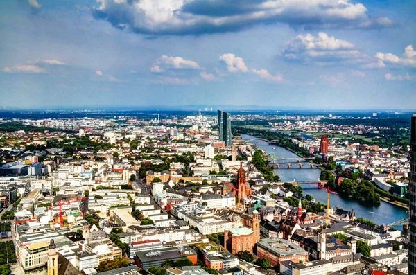 Панорамный пейзаж города Франкфурт-на-Майне и реки Майн, Гессен, Германия — стоковое фото