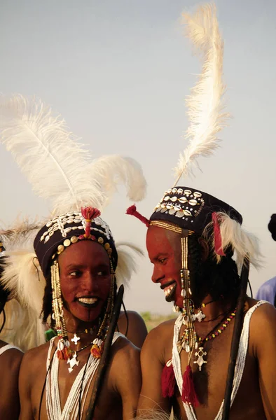 Hombre bailando danza Yaake y cantar en el festival Guerewol en InGall pueblo, Agadez, Níger — Foto de Stock