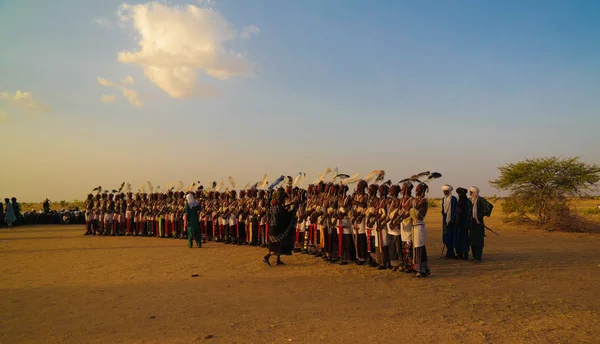 Hombres bailando danza Yaake y cantar en el festival Guerewol en el pueblo de InGall, Agadez, Níger — Foto de Stock