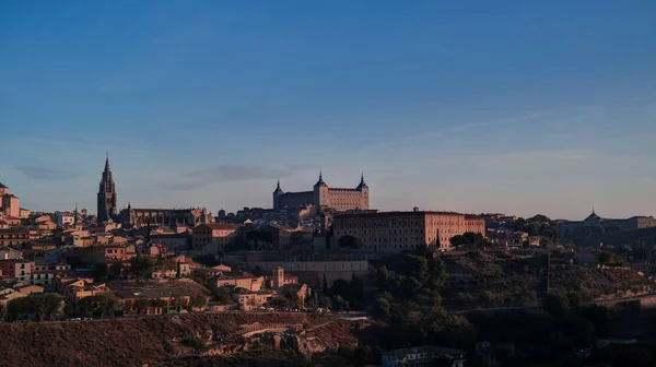 Panorama de la ciudad vieja de Toledo, río Tajo, España — Foto de Stock