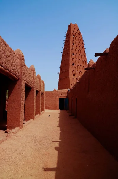 Vnější pohled na velkou mešitu v Agadezu, Niger — Stock fotografie
