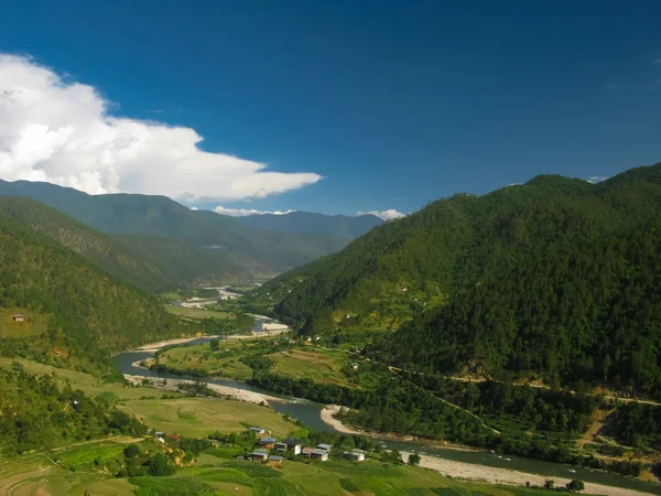Vista al río Mo Chhu y al valle Punakha-Wangdue desde el Templo Namgyal de Khamsum Yulley, Bután — Foto de Stock