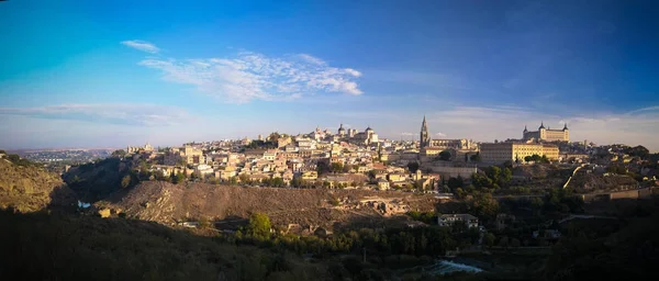 Panorama de la ciudad vieja de Toledo, río Tajo, España — Foto de Stock
