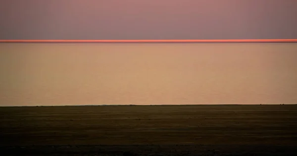 Panorama vista para o mar de Aral a partir da borda do planalto Ustyurt perto de Aktumsuk capa ao pôr do sol, Karakalpakstan, Uzbequistão — Fotografia de Stock