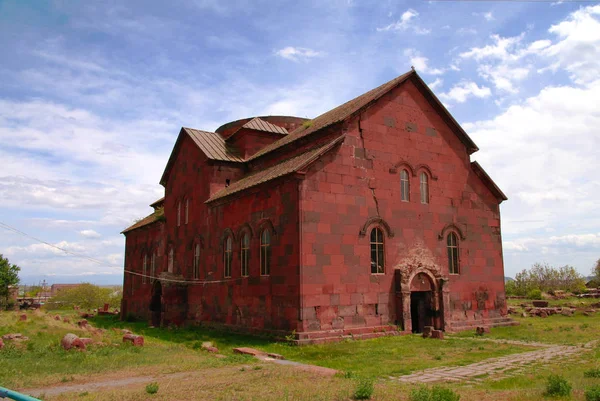 Vista exterior para a Catedral de Aruchavank aka Surb Grigor em Aruch, Província de Aragatsotn, Armênia — Fotografia de Stock