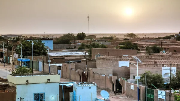 Vista panorâmica aérea do nascer do sol para Agadez cidade velha, ar, Níger — Fotografia de Stock
