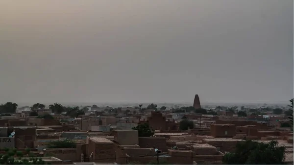 Pôr-do-sol aéreo vista panorâmica para Agadez cidade velha, Ar, Níger — Fotografia de Stock