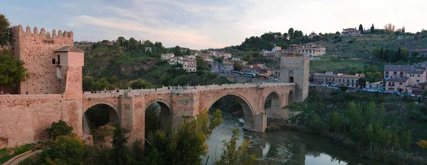 Vista al puente de San Martín con reflexión, Toledo, España — Foto de Stock