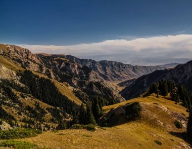 Panoramik Moldo-Ashuu aka Kurtka, narin yakınındaki Ak Tala geçmek. Kırgızistan