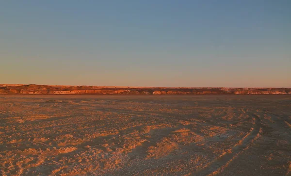 Panoráma kilátás a fennsíkon Ustyurt az Aral-tó szélénél Aktumsuk cape, a naplemente, Karakalpaksztán, Üzbegisztán — Stock Fotó