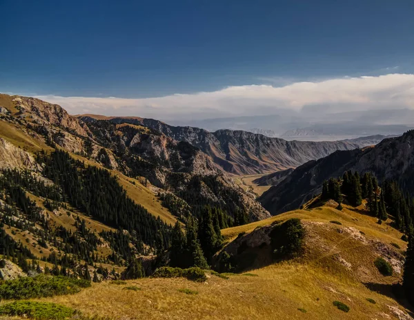 Panoramatický Moldo-Ashuu předat aka Ak Tala poblíž Kurtka, Naryn. Kyrgyzstán — Stock fotografie