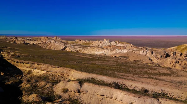 Panoramiczny widok do morza Aralskiego od krawędzi płaskowyżu Ustyurt o zachodzie słońca, Karakalpakstan, Uzbekistan — Zdjęcie stockowe
