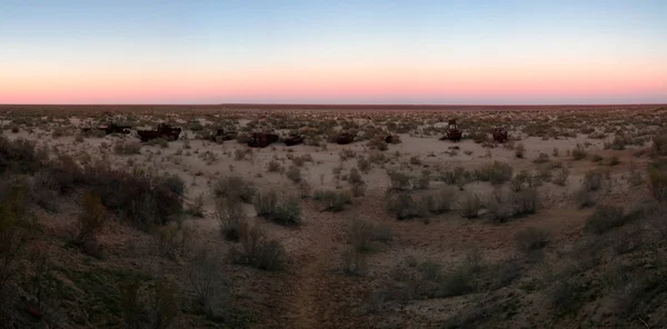 Panoramę cmentarz statkiem o zachodzie słońca w pobliżu Moynaq, Karakalpakstan, Uzbekistan — Zdjęcie stockowe