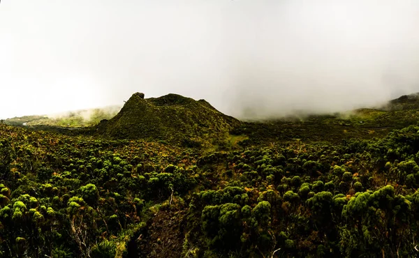 Panoramalandschaft vom Hang des Pico-Vulkans beim Wandern, Azoren, Portugal — Stockfoto