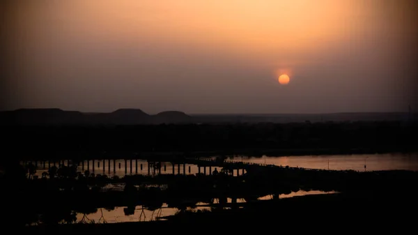 Vista aérea para o rio Níger em Niamey ao pôr-do-sol Níger — Fotografia de Stock