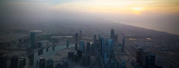 Закатный вид на небоскребы Дубая, UAE — стоковое фото