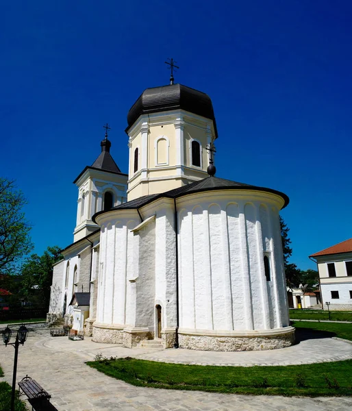 Exteriör vy Stena sommaren Dormition kyrkan vid ortodoxa Capriana kloster, Moldavien — Stockfoto
