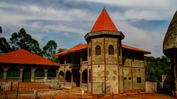 Vista al cuartel general del Chiefdom alias Chefferie, el Símbolo Principal de Bandjoun, Camerún —  Fotos de Stock