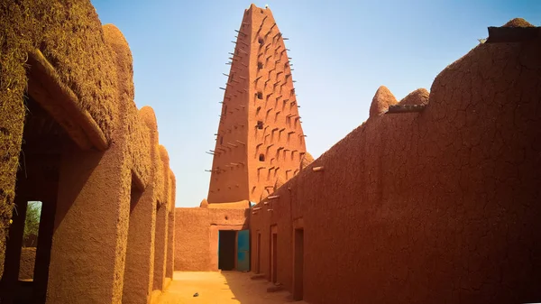 Von aussen zur großen moschee von agadez, niger — Stockfoto