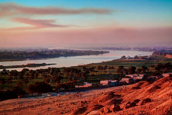 Západ slunce panoramatický pohled na řeky Nil od Beni Hasan archeologické lokality, Minjá, Egypt — Stock fotografie