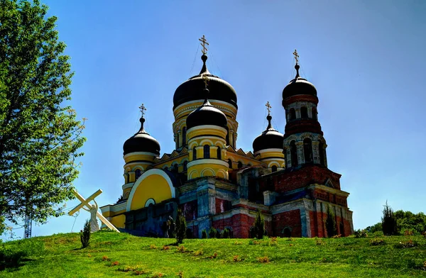 Exterior view to Saint Pantaleon church of Peter and Paul cathedral at orthodox Hancu Saint Paraskeva monastery, Moldova — Stock Photo, Image