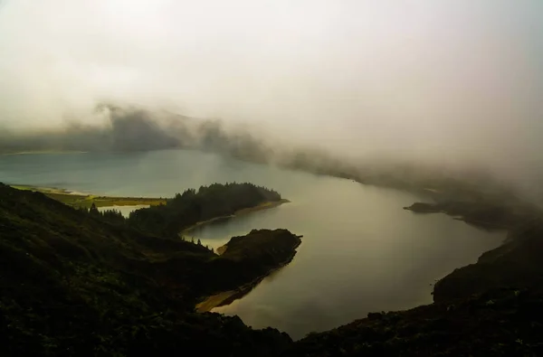 Vista aérea del atardecer a Lagoa do Fogo en niebla, Sao Miguel, Azores, Portugal — Foto de Stock