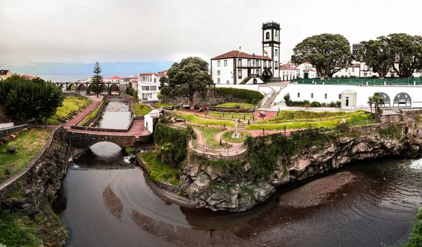 Vista panorâmica da paisagem urbana para o Município e praça central da Ribeira Grande, São Miguel, Açores, Portugal — Fotografia de Stock