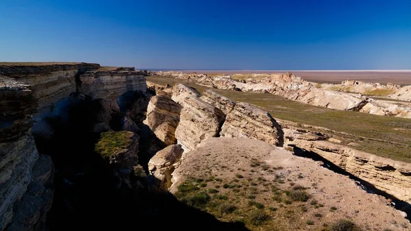 Vista panorámica al mar de Aral desde el borde de Plateau Ustyurt al atardecer, Karakalpakstan, Uzbekistán —  Fotos de Stock