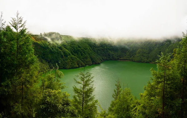 Luchtfoto naar de Lagoa van Santiago op mist, Sao Muel, Azoren, Portugal — Stockfoto