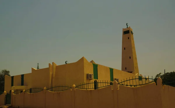 Vnější pohled na velkou mešitu v Dosso, Niger — Stock fotografie