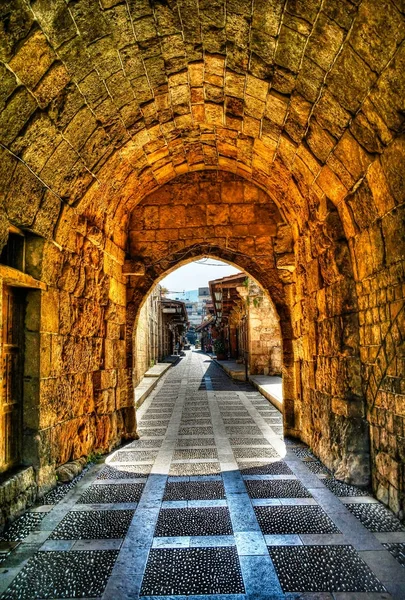 Arch pohled Jbail trh a ulici, Libanon — Stock fotografie