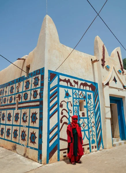 Külső nézet Dosso sultan residence és a szultánok Gárda, nemzeti egyenruhát, Niger portréja — Stock Fotó