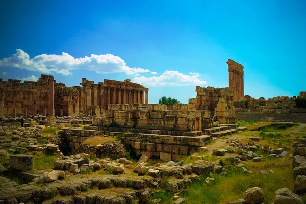 Ruinas de los templos de Júpiter y Baco y gran corte de Heliópolis en Baalbek, valle de Bekaa Líbano — Foto de Stock