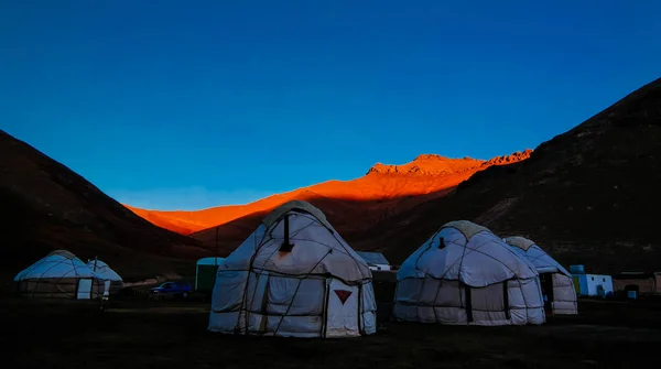 Nascer do sol sobre kyrgyz Yurts no rio Tash-Rabat e vale na província de Naryn, Quirguistão — Fotografia de Stock