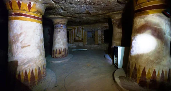 Interior view of ancient Bannentiu grave, Bahariya, Egypt Stok Foto Bebas Royalti