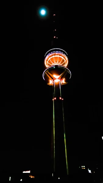 Éjszakai messziről Kuvait távközlési torony aka Liber — Stock Fotó