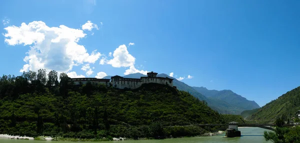 Vista panorámica del río Puna Tsang Chhu aka Sankosh y Wangdue Phodrang Dzong, Bután — Foto de Stock