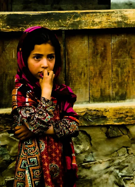 Porträt einer Hunza-Frau in Nationaltracht in Karimabad Pakistan — Stockfoto