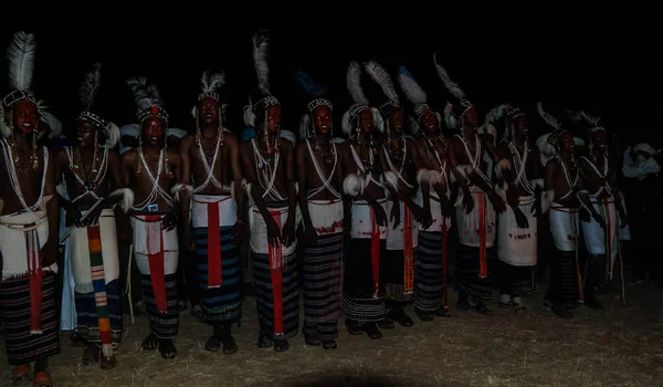 Hombres bailando danza Yaake y cantar en el festival Guerewol en el pueblo de InGall, Agadez, Níger — Foto de Stock