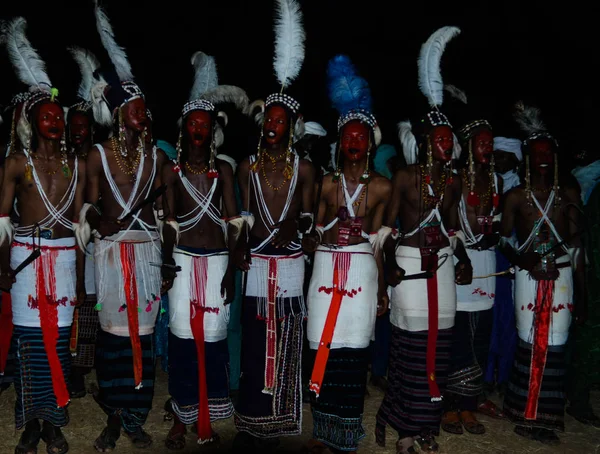 Mannen Yaake dansen dansen en zingen op Guerewol festival in Ingall dorp, Agadez, Niger — Stockfoto