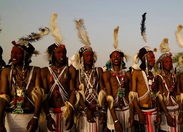 Мужчины танцуют Яке и поют на фестивале Guerewol в деревне Ингал, Агадес, Нигер — стоковое фото
