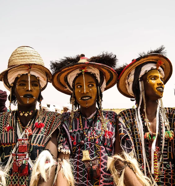 Hombres bailando danza Yaake y cantar en el festival Guerewol en el pueblo de InGall, Agadez, Níger — Foto de Stock