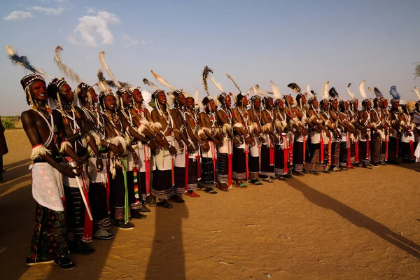 Чоловіки танці Yaake танці та співати на Guerewol фестивалі в селі Ingall, Agadez, Нігер — стокове фото