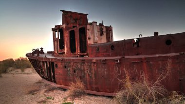 Gemi günbatımı Moynaq, Karakalpakstan, Özbekistan yakınındaki mezarlıkta Panoraması