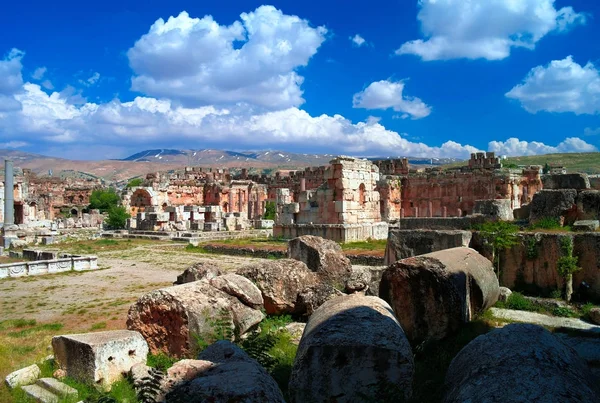 Ruinas de los templos de Júpiter y Baco y gran corte de Heliópolis en Baalbek en el valle de Bekaa Líbano — Foto de Stock