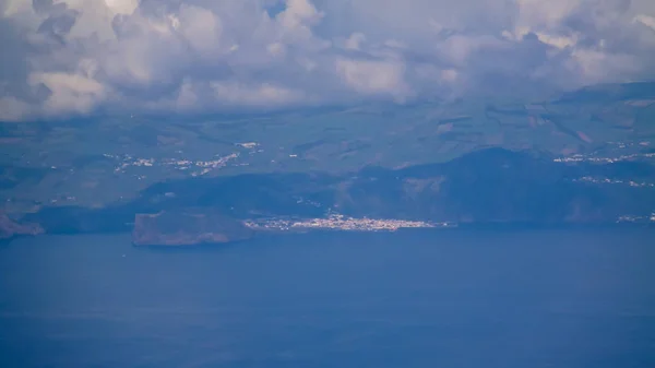 Panorama paisagem do topo do vulcão do Pico em caminhadas para a ilha de São Jorge e Velas, Açores, Portugal — Fotografia de Stock